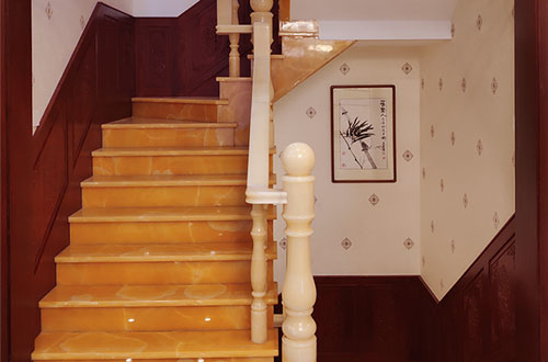 文县中式别墅室内汉白玉石楼梯的定制安装装饰效果